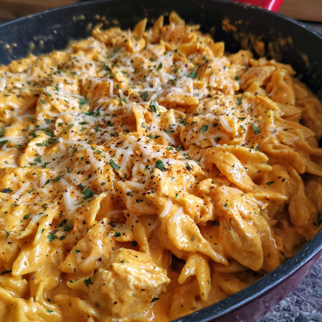 A bowl of spicy chicken pasta.