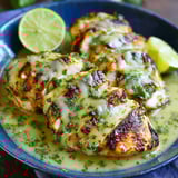 Ein Stück grilled Salsa Verde Pepper Jack Chicken auf einem Teller.